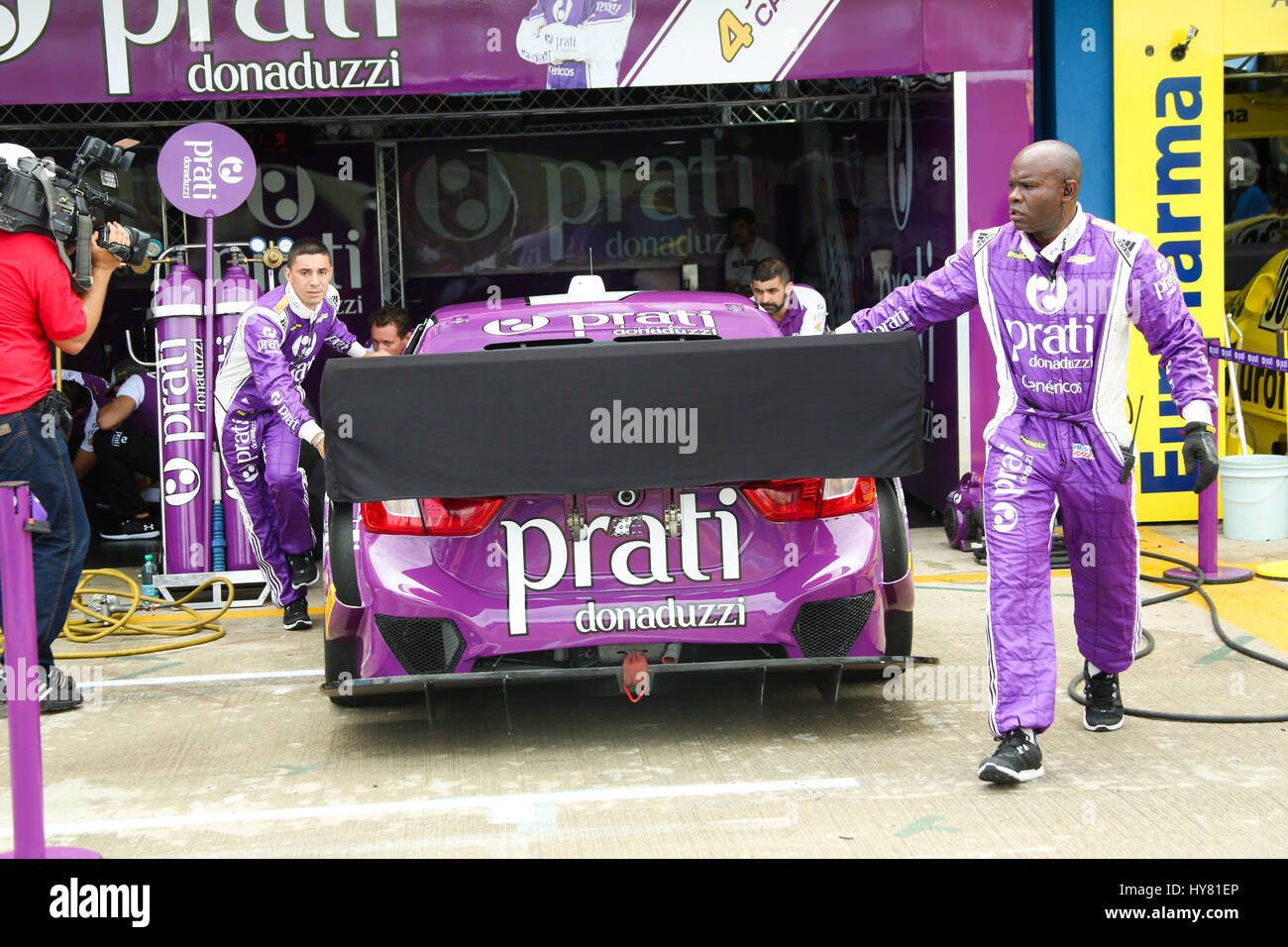 Cours, rendez-vous - 02.04.2017 : VISITE AU STAND DE L'ÉQUIPE DE STOCK CAR - PRATI Donaduzzi, changement de pneus. (Photo : Walterson Rosa/Fotoarena) Banque D'Images