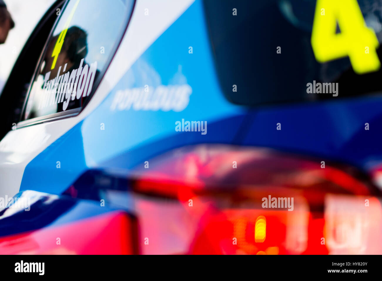 Fawkham, Longfield, UK. 2 avril, 2017. Pilote de course BTCC Colin Turkington et BMW de l'équipe avant la ronde 3 de la Dunlop MSA British Touring Car Championship à Brands Hatch circuit Indy (photo de Gergo Toth / Alamy Live News) Banque D'Images