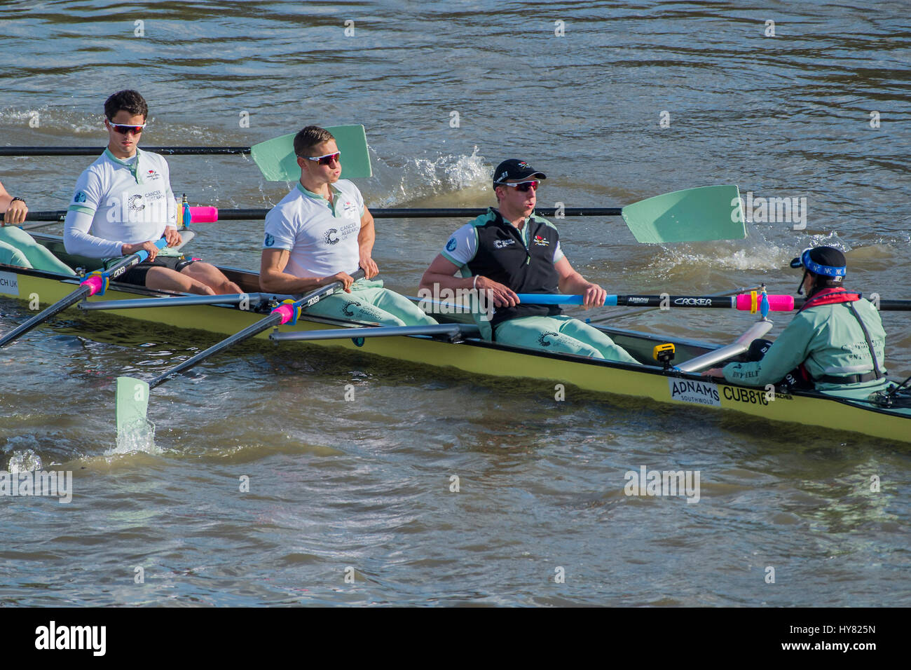 Londres, Royaume-Uni. 09Th avr, 2017. Les bateaux warm up - l'Oxford v Cambridge Boat Race commence à Putney et chefs en amont. Il soutient la recherche et cnacer est parrainé par la Banque Mellon - Londres 02 Apr 2017. Crédit : Guy Bell/Alamy Live News Banque D'Images