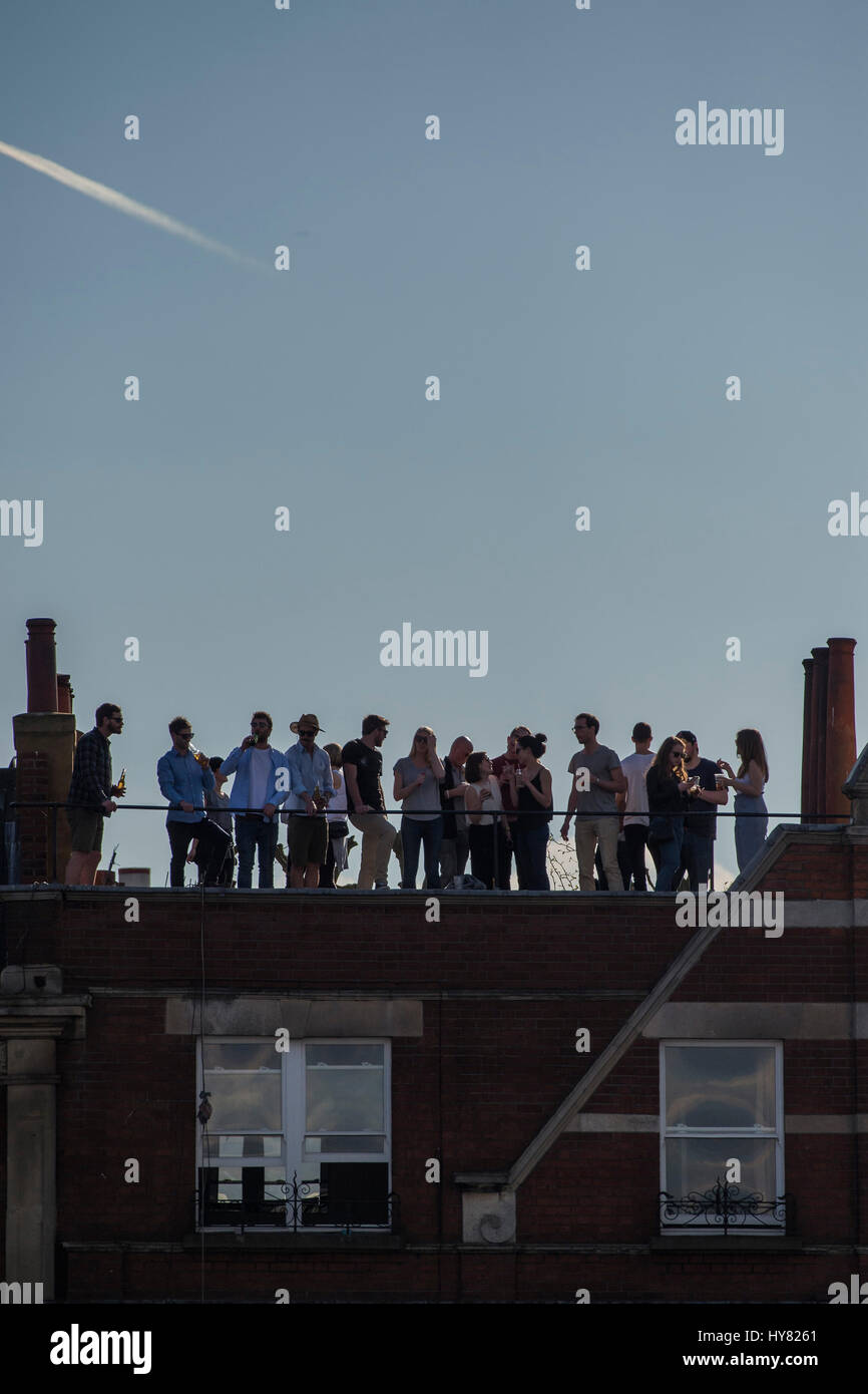 Londres, Royaume-Uni. 09Th avr, 2017. Chaque point de vue est pris - l'Oxford v Cambridge Boat Race commence à Putney et chefs en amont. Il soutient la recherche et cnacer est parrainé par la Banque Mellon - Londres 02 Apr 2017. Crédit : Guy Bell/Alamy Live News Banque D'Images