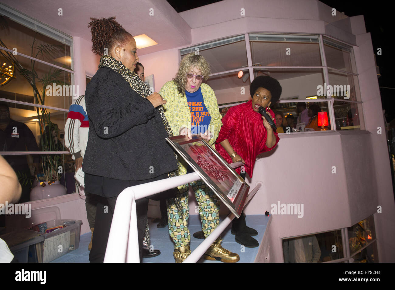 Apr 1, 2017. 1er avril 2017. Los Angeles, Californie, USA - Le parti de Detroit à Los Angeles organisé par Allee Willis, Lily Tomlin, et Lamont Dozier honorant Detroit Youth Arts group du 25e anniversaire de la mosaïque. Credit : Jerome Brunet/ZUMA/Alamy Fil Live News Banque D'Images