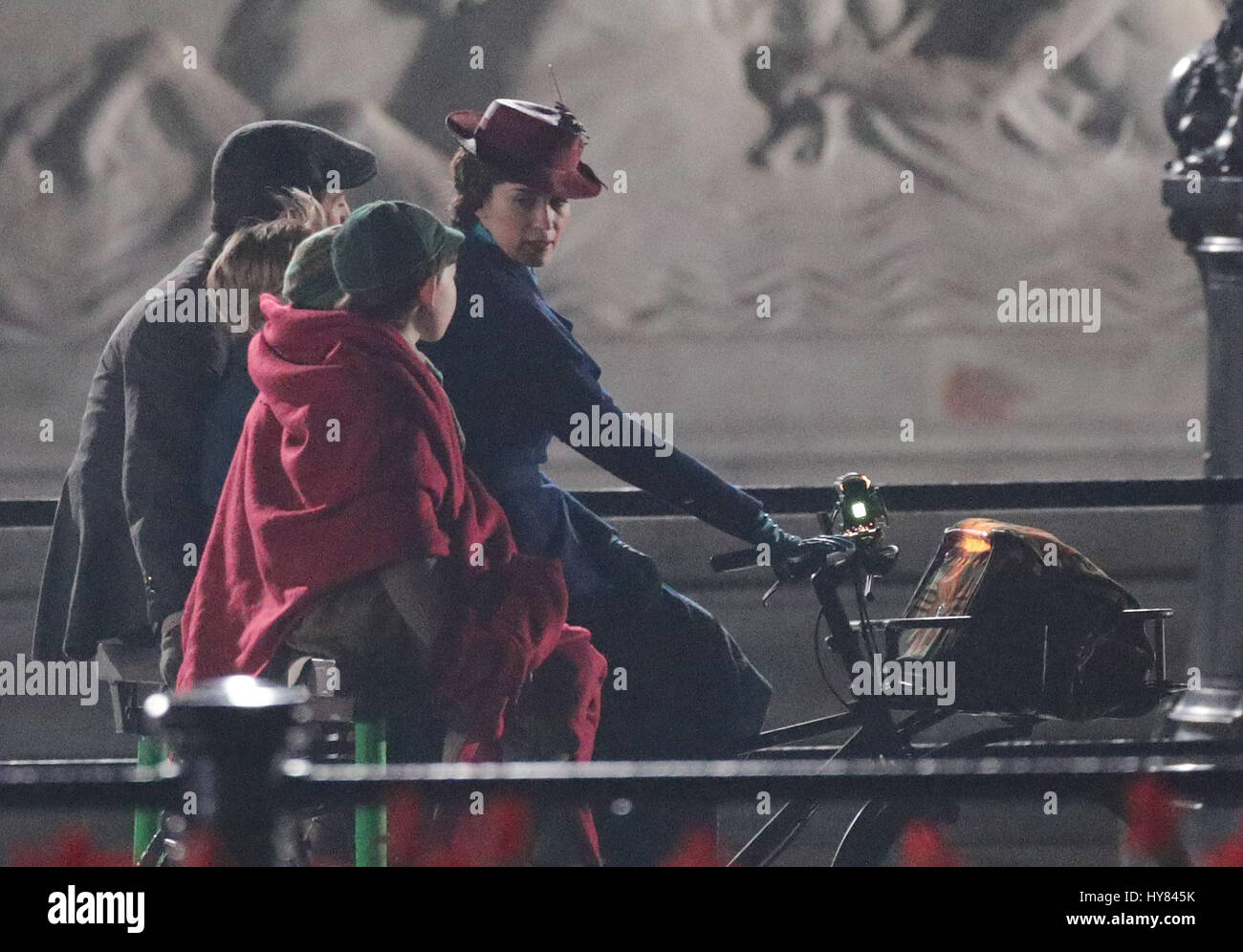 Emily Blunt et Lin-Manuel Miranda prendre part au tournage d'une scène du film Mary Poppins suite retourne devant le palais de Buckingham, au centre de Londres. Banque D'Images