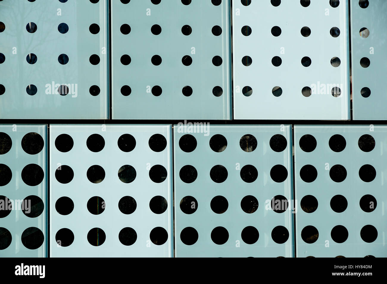 Immeuble de bureaux au design moderne avec toit en panneau de verre Banque D'Images