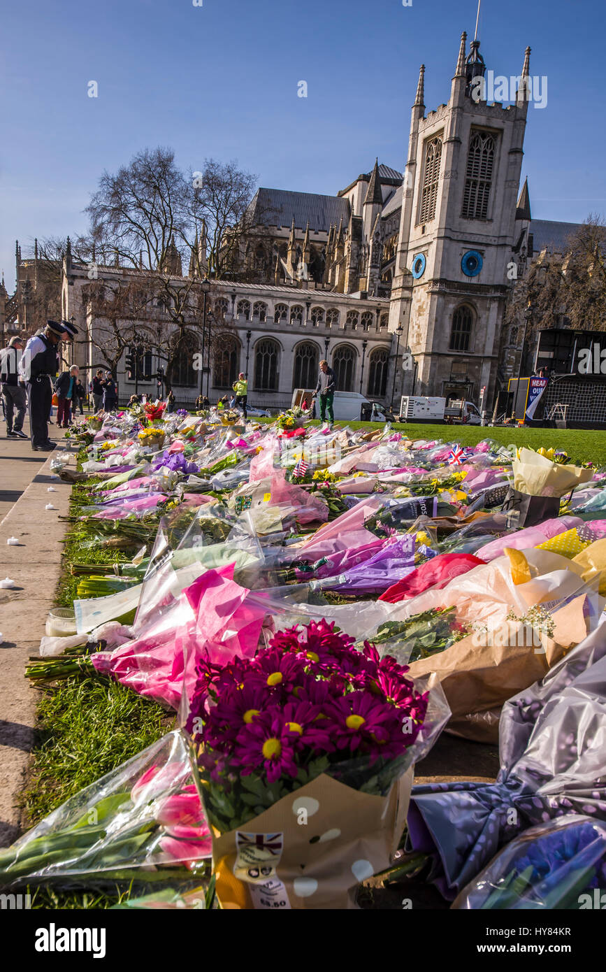 Tributs floraux à PC Keith Palmer et les autres tués par une action terroriste à l'extérieur du Parlement de Westminster, Londres. Les messages sont affichés, policier Banque D'Images