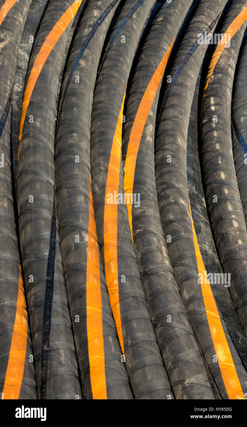Les flexibles hydrauliques orange et noir Banque D'Images