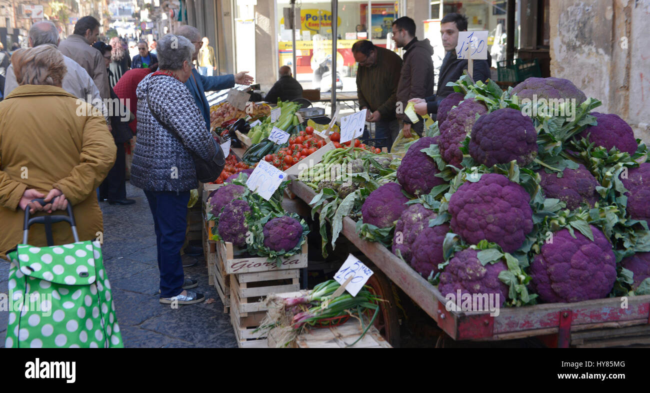 Chou fleur de violette sicilienne Banque de photographies et d’images à