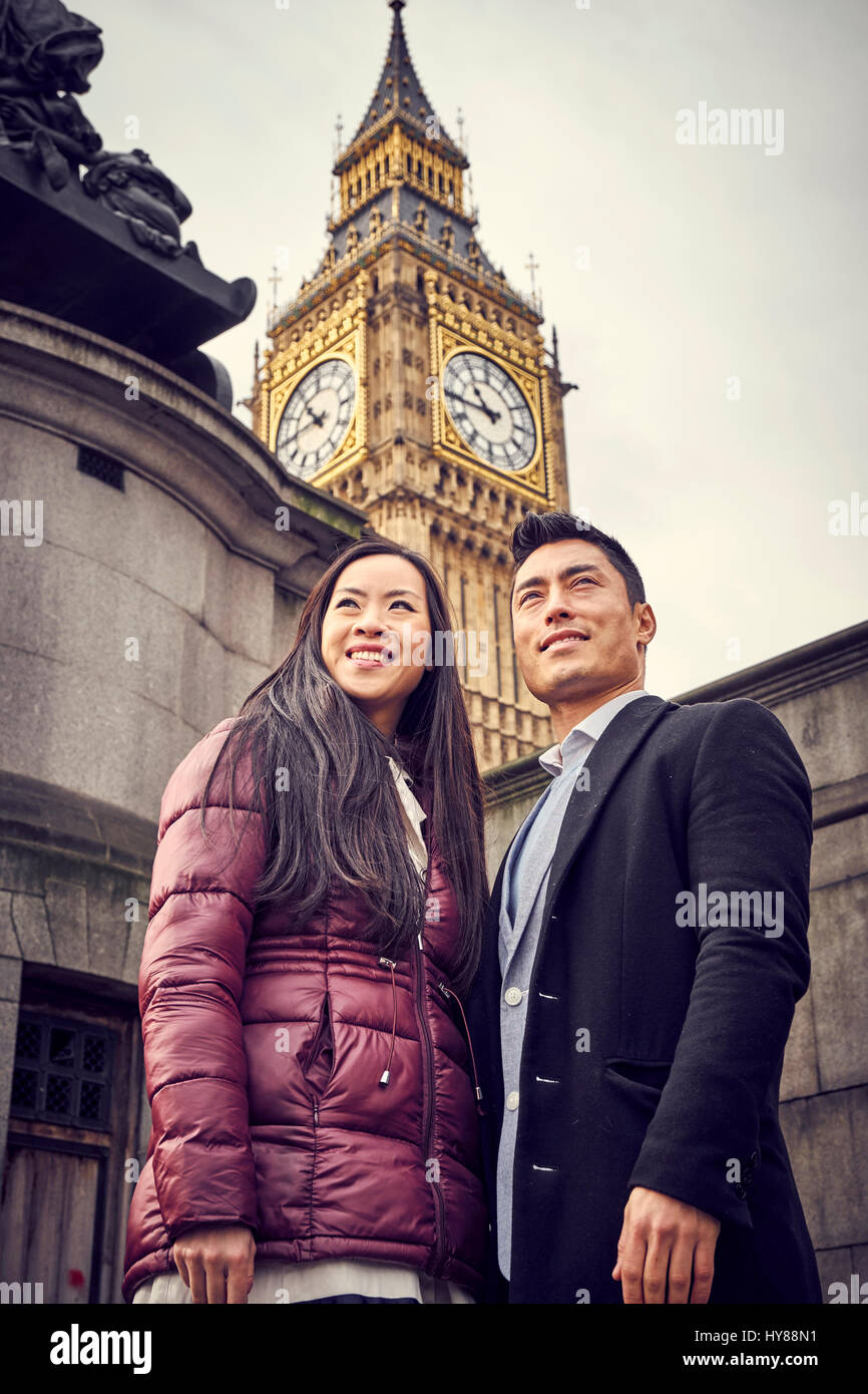 Un jeune couple japonais visiter Londres Banque D'Images