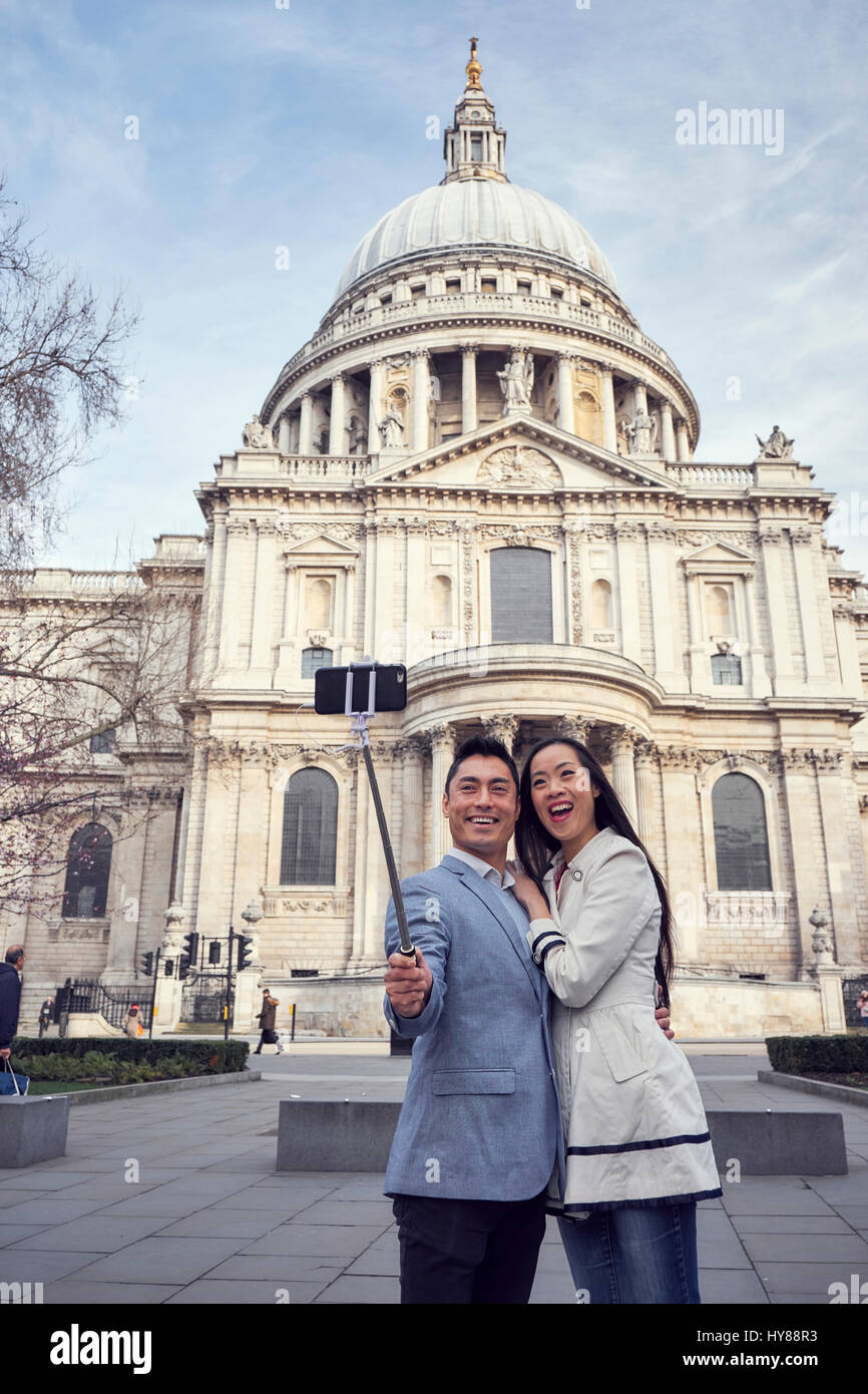 Un jeune couple japonais visiter Londres Banque D'Images