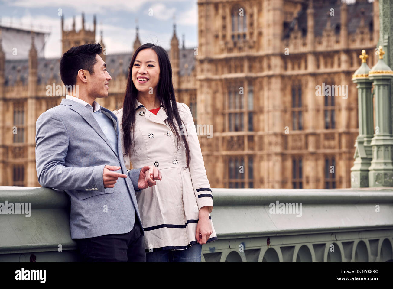 Un jeune couple japonais visiter Londres Banque D'Images