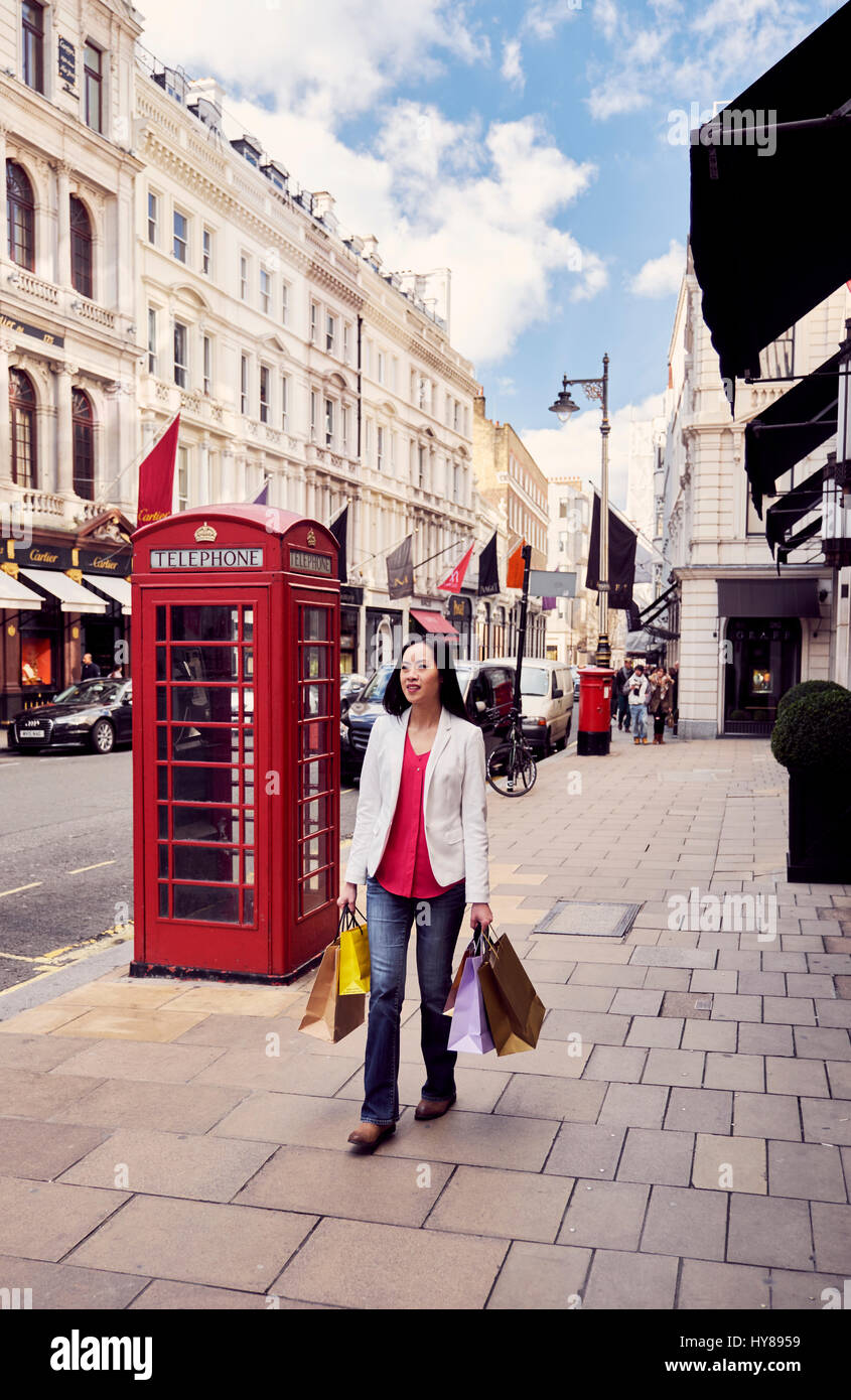 Une jeune japonaise shopping à Londres Banque D'Images