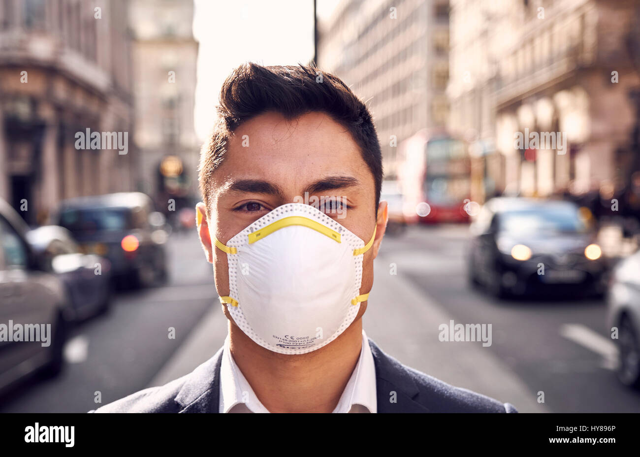 Un jeune homme japonais porte un masque de filtre à Londres Banque D'Images