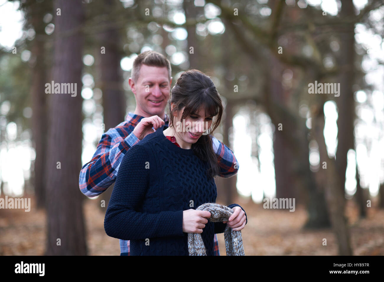 Un jeune couple, lors d'une promenade en forêt Banque D'Images