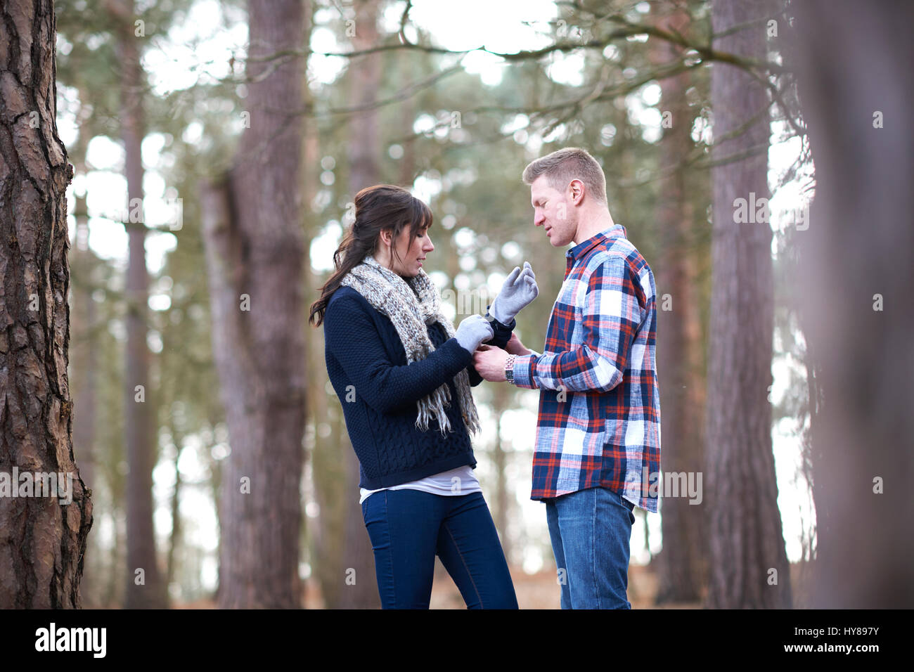Un jeune couple, lors d'une promenade en forêt Banque D'Images