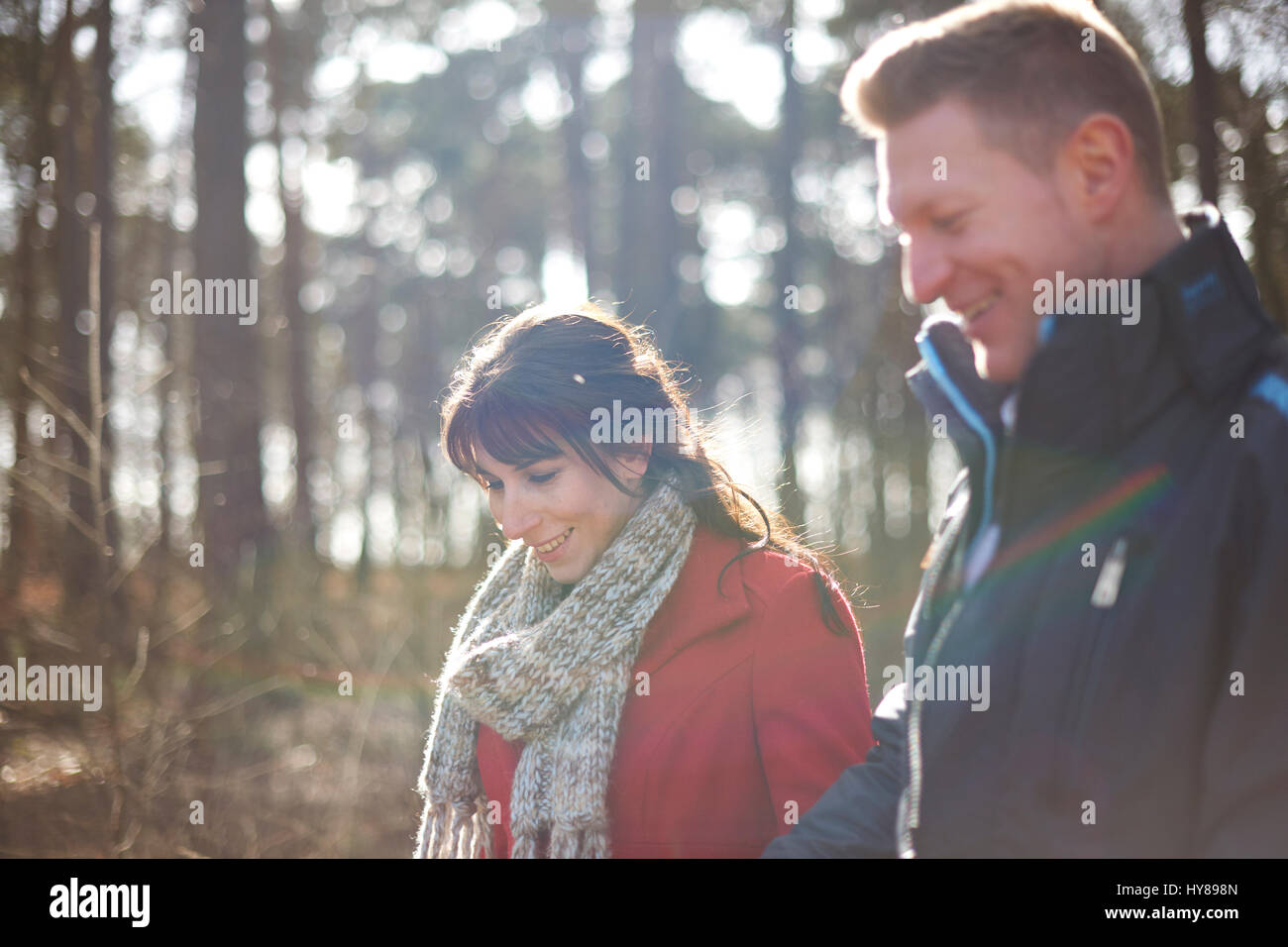 Un jeune couple, lors d'une promenade en forêt Banque D'Images