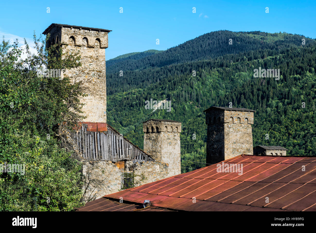 La tour médiévale traditionnelle Svanetian Lashtkhveri, maisons de village, région de Svaneti, dans le Caucase, en Géorgie Banque D'Images