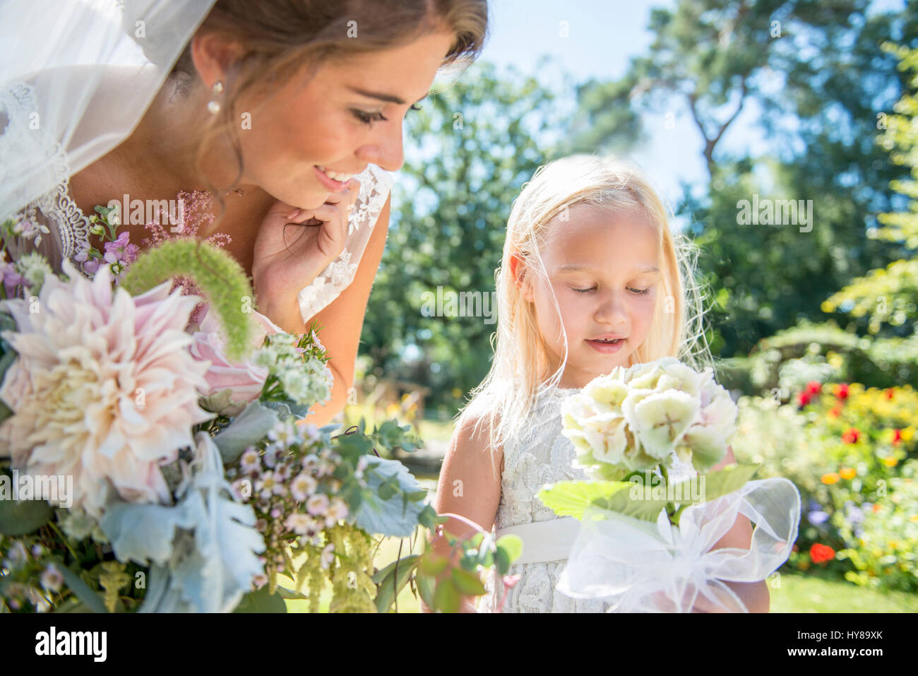 Une jeune mariée avec son jeune demoiselle le jour de son mariage Banque D'Images