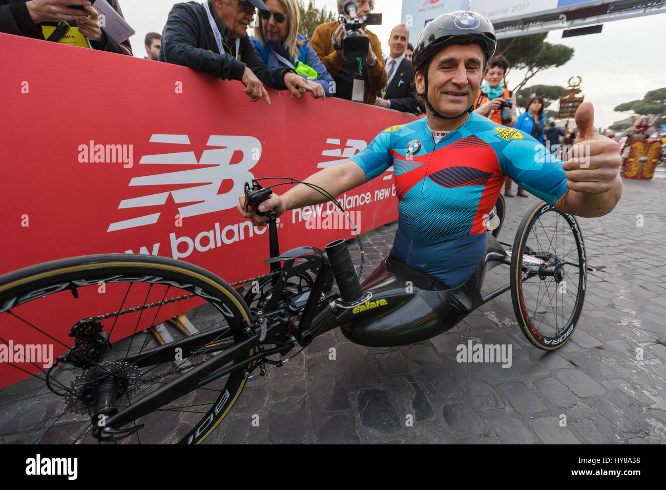 Rome, Italie. 09Th avr, 2017. Ancien pilote de voiture de course de Formule Un Alex Zanardi, qui a perdu les deux jambes dans un accident en 2001, assiste à la Men's handbike catégorie de la 23e édition de l'-Maratona di Roma (Marathon de Rome), un rapport annuel sur l'IAAF (Association Internationale des Fédérations d'athlétisme) concours marathon organisé par la ville de Rome, Italie le 02 avril 2017. Seize mille porteur de 131 pays prennent part à la 23e Marathon de Rome qui a une distance de longueur totale de 42 195 kilomètres. Credit : Giuseppe Ciccia/Pacific Press/Alamy Live News Banque D'Images