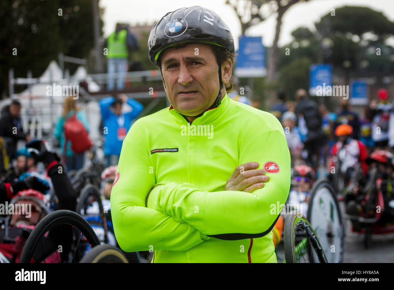 Rome, Italie. 09Th avr, 2017. Ancien pilote de voiture de course de Formule Un Alex Zanardi, qui a perdu les deux jambes dans un accident en 2001, assiste à la Men's handbike catégorie de la 23e édition de l'-Maratona di Roma (Marathon de Rome), un rapport annuel sur l'IAAF (Association Internationale des Fédérations d'athlétisme) concours marathon organisé par la ville de Rome, Italie le 02 avril 2017. Seize mille porteur de 131 pays prennent part à la 23e Marathon de Rome qui a une distance de longueur totale de 42 195 kilomètres. Credit : Giuseppe Ciccia/Pacific Press/Alamy Live News Banque D'Images