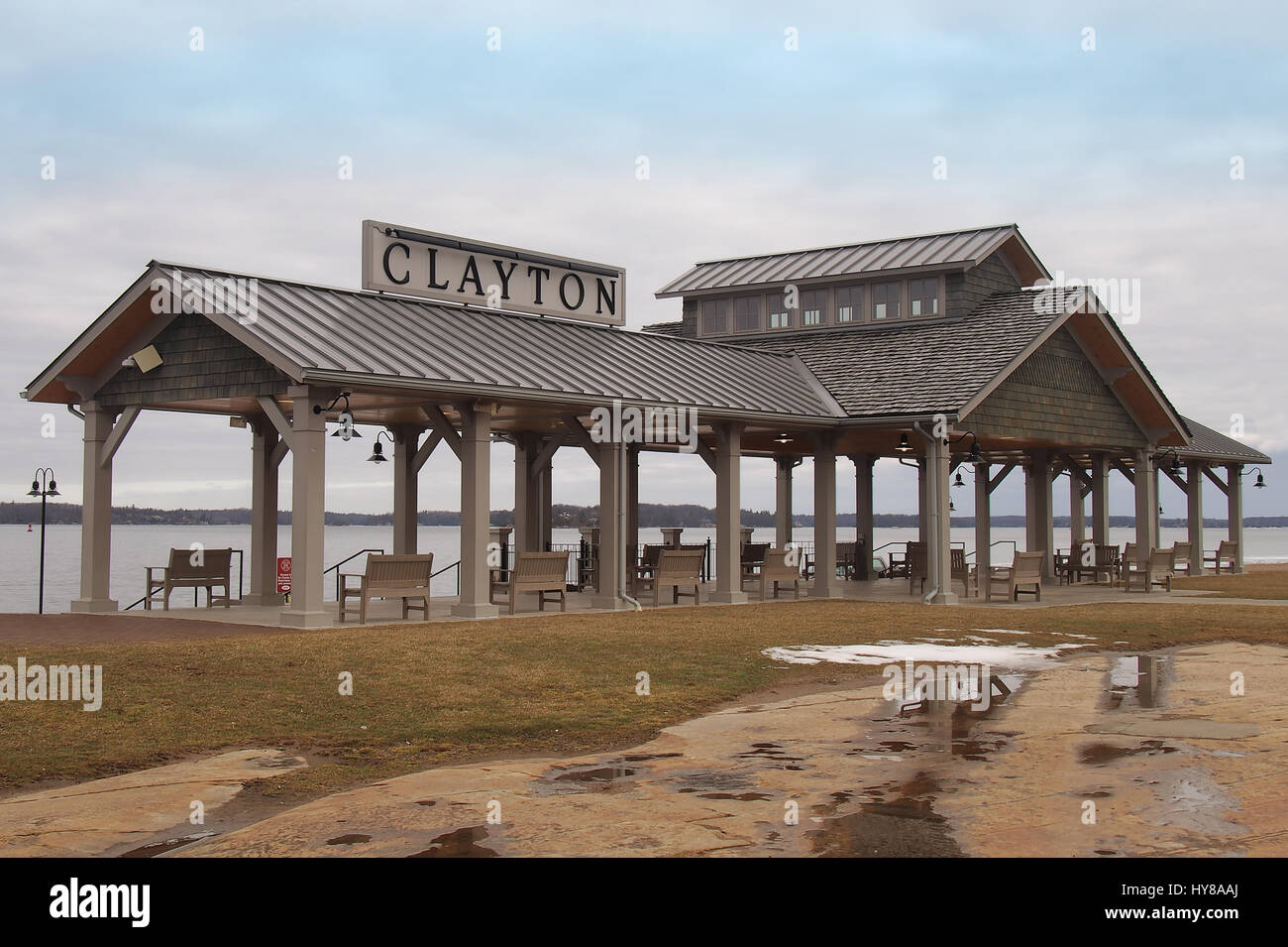 Clayton, New York, USA. Le 29 mars 2017 . Petite plage publique et gazebo dans Clayton, New York surplombe le fleuve Saint-Laurent et les milliers d'Isla Banque D'Images