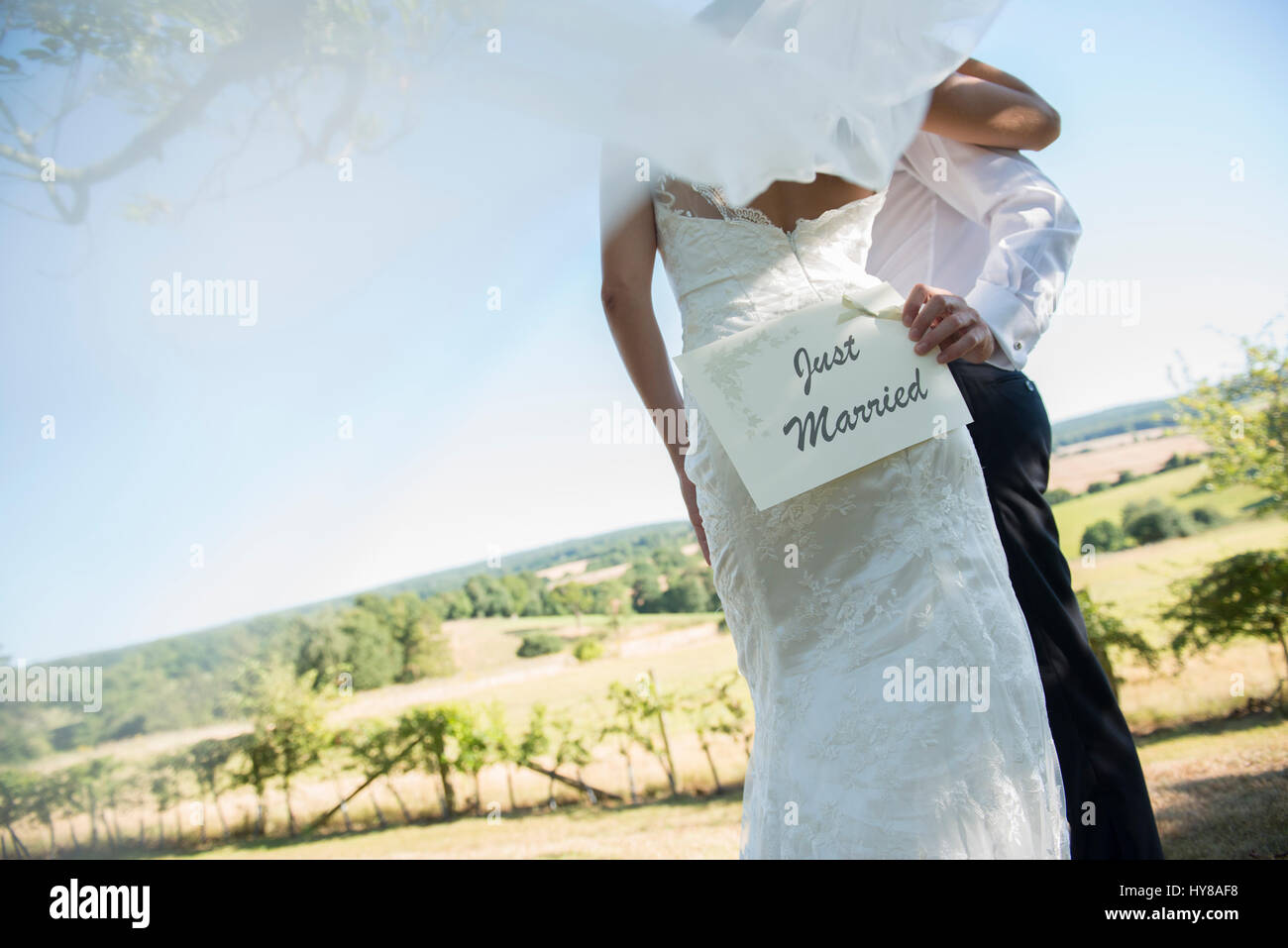 Une femme et un homme titulaire d'un signe Juste marié le jour de leur mariage Banque D'Images