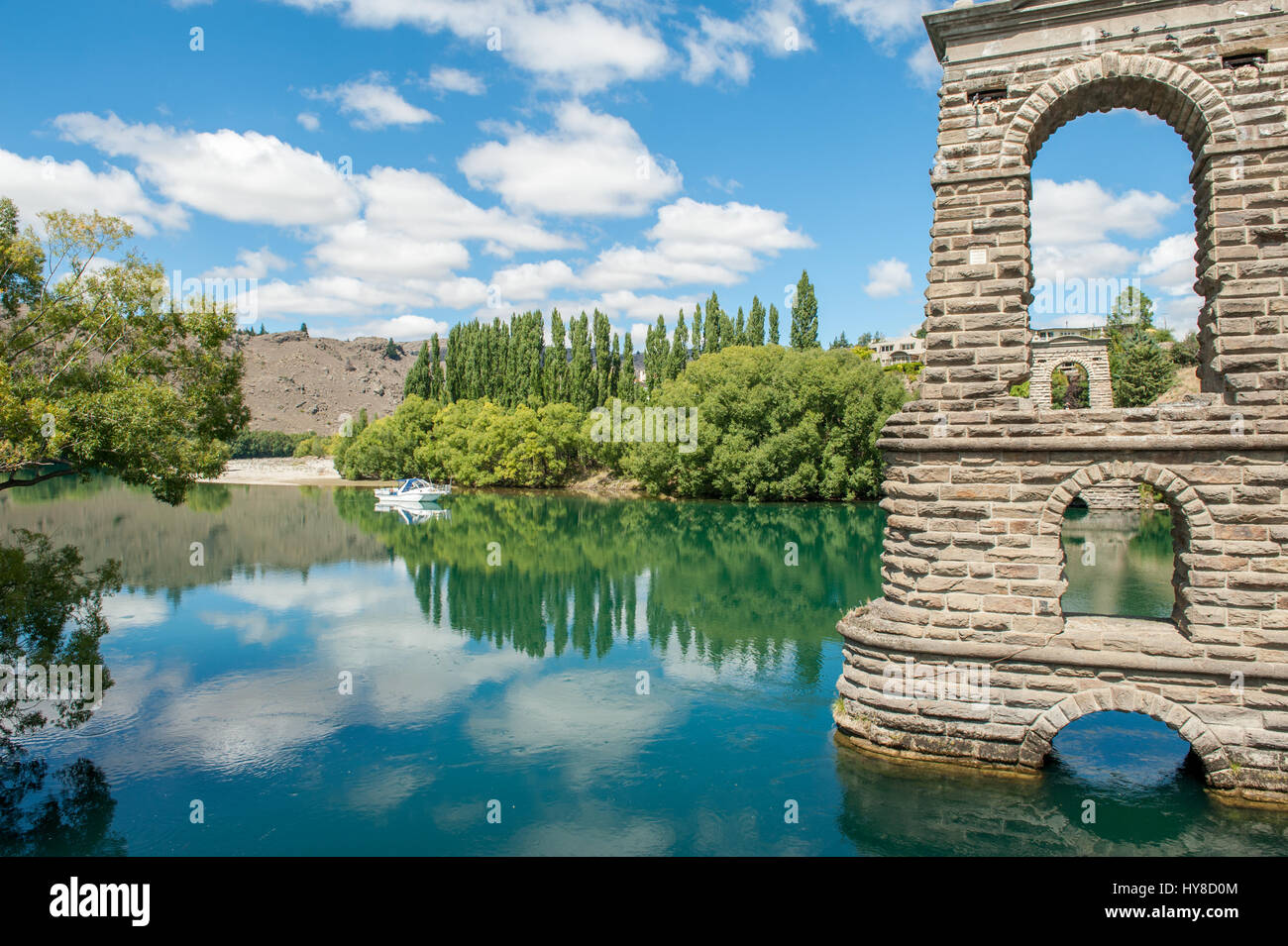 Clutha river et le vieux Pont Alexandra piers à Alexandra. Alexandra est une ville minière d'or historique Central Otago, en Nouvelle-Zélande. Banque D'Images