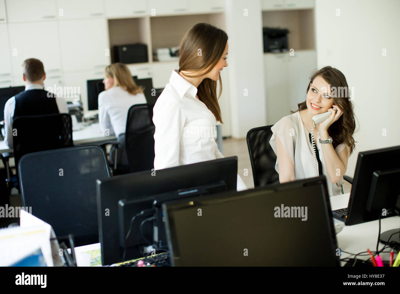 Voir l'entreprise à des partenaires travaillant dans un bureau moderne Banque D'Images