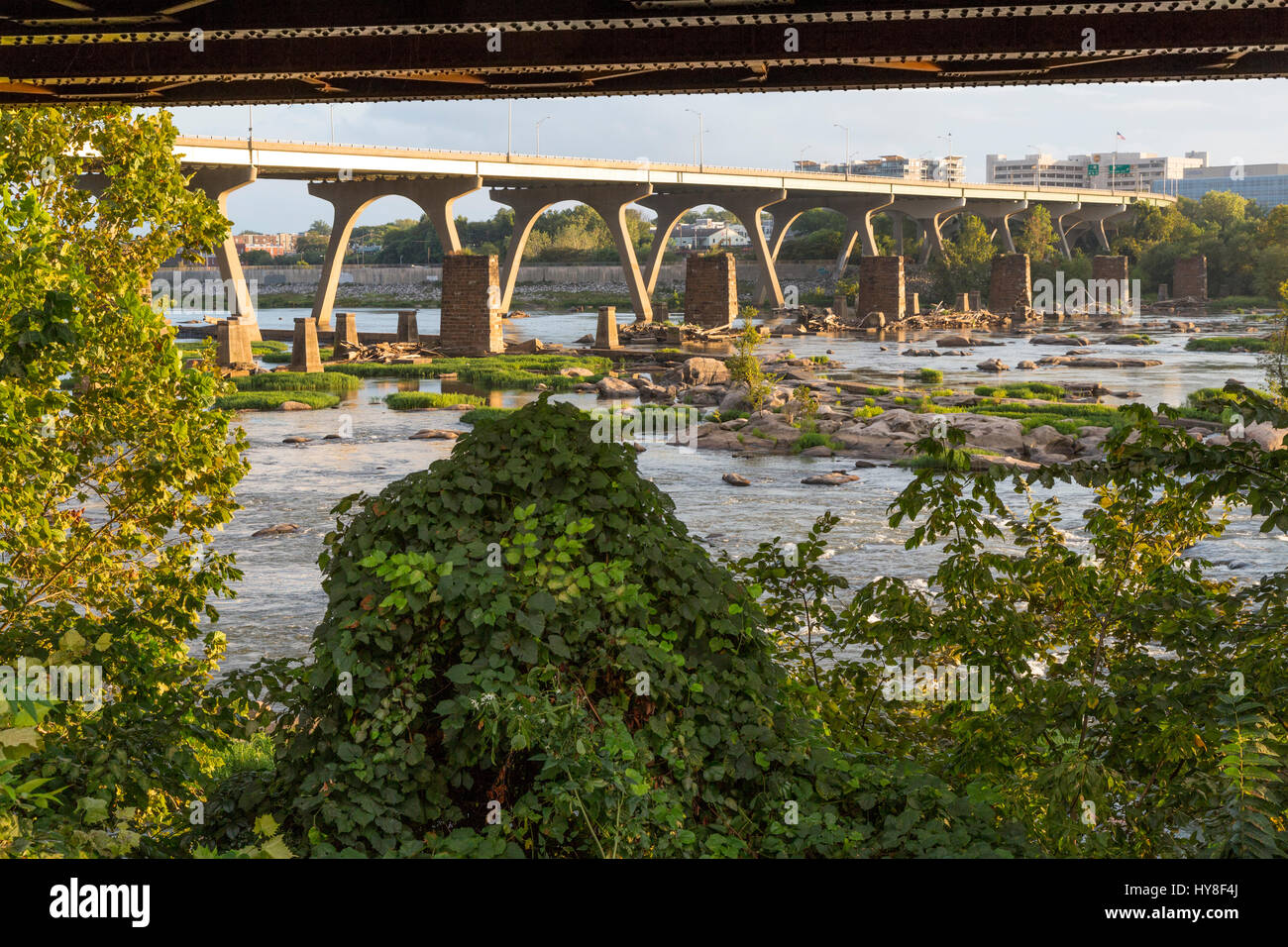 Richmond (Virginie). Rapides de la James River, en 9ème. Street Bridge en distance, pont de chemin de fer au-dessus. Immédiatement Banque D'Images