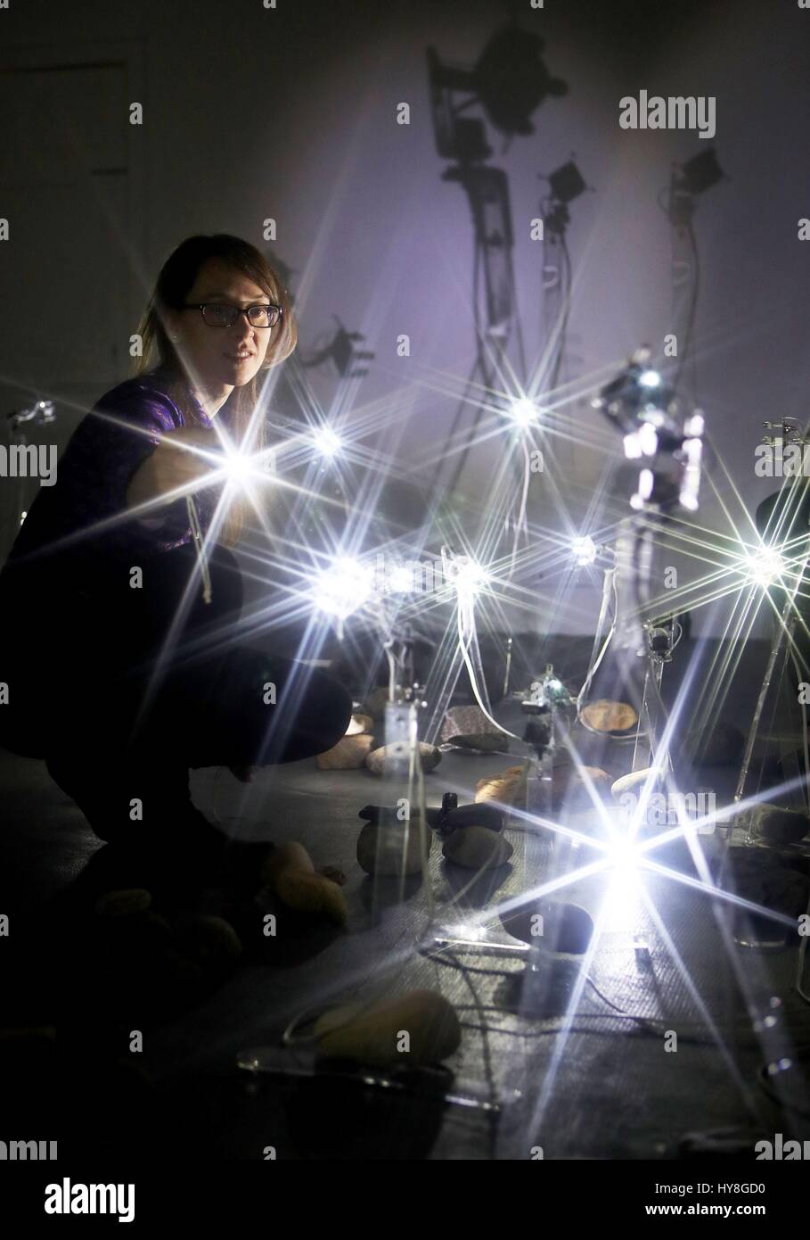 NOTE DE LA RÉDACTION STAR BURST FILTRE UTILISÉ Dr Rocio von Jungenfeld de l'Université du Kent installe un champ de tournesols cybernétique dans la galerie Summerhall au Edinburgh International Science Festival. Le robot agir indépendamment des fleurs, cherchant la lumière, communiquer avec l'autre et l'interaction avec les visiteurs. L'installation sera à l'Edinburgh Summerhall jusqu'au 16 avril. Banque D'Images