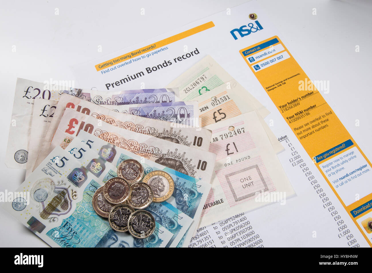 Nouvelles pièces livre £1, £2 et £5 pièces livre livre des notes sur un document des Obligations à prime du Canada Banque D'Images