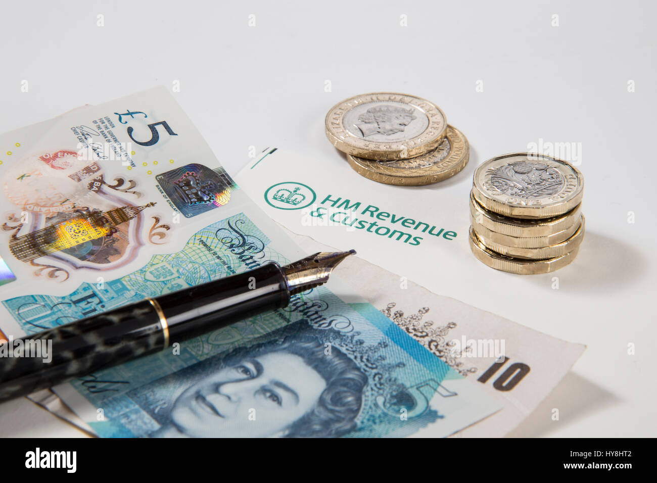 Nouvelles pièces livre £1, £2 et £5 pièces livre livre des notes sur un document des Douanes et revenus HM Banque D'Images