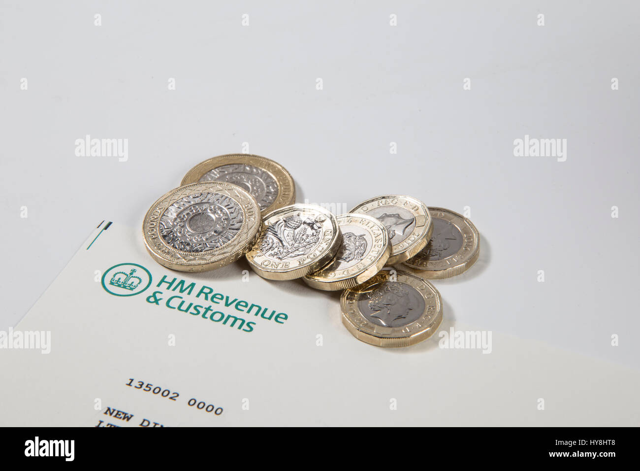 Nouvelles pièces livre £1, £2 et £5 pièces livre livre des notes sur un document des Douanes et revenus HM Banque D'Images