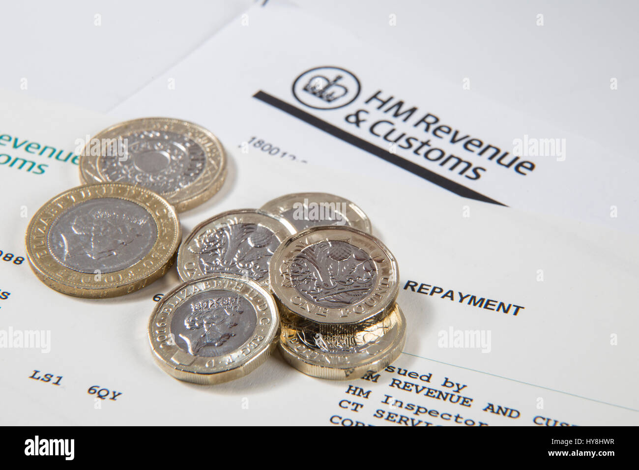 Nouvelles pièces livre £1, £2 et £5 pièces livre livre des notes sur un document des Douanes et revenus HM Banque D'Images