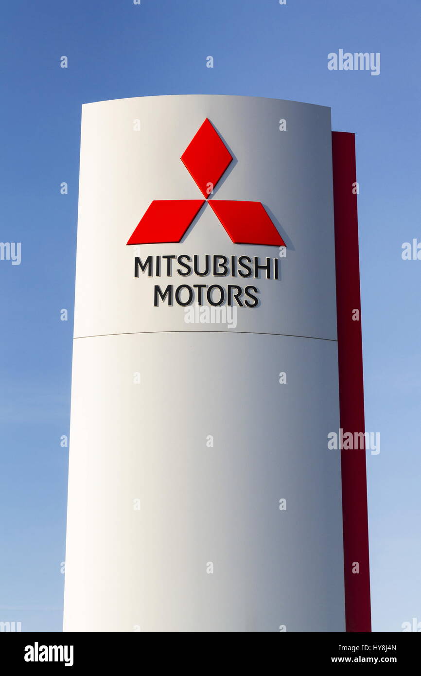 PRAGUE, RÉPUBLIQUE TCHÈQUE - 31 mars : Mitsubishi Motors company logo en avant du bâtiment de l'affaire le 31 mars 2017 à Prague, République tchèque. GAC Mit Banque D'Images