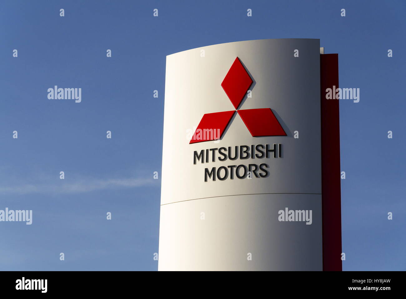 PRAGUE, RÉPUBLIQUE TCHÈQUE - 31 mars : Mitsubishi Motors company logo en avant du bâtiment de l'affaire le 31 mars 2017 à Prague, République tchèque. GAC Mit Banque D'Images