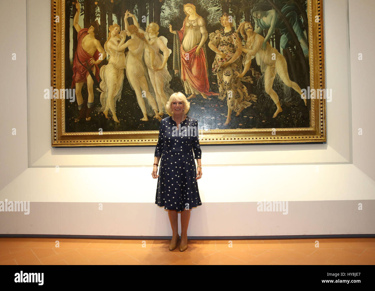 La duchesse de Cornouailles en face de Primavera, également connu sous le nom de l'Allégorie du printemps, une peinture d'artiste de la Renaissance italienne Sandro Botticelli, lors d'une visite à la Corridor de Vasari à Florence, Italie. Banque D'Images