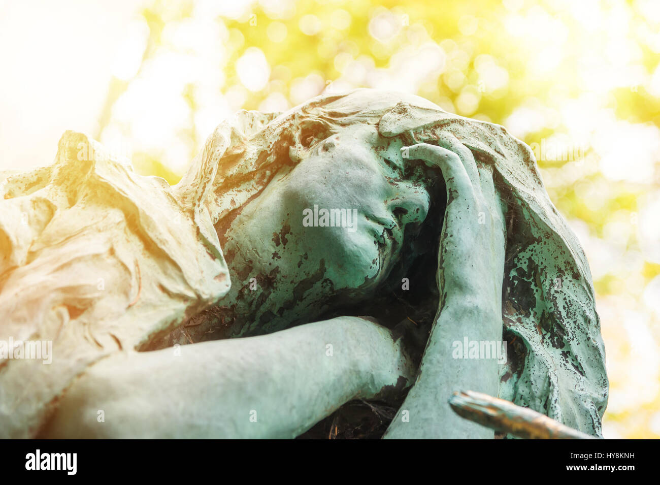 Statue dans le coucher du soleil d'un cimetière Banque D'Images