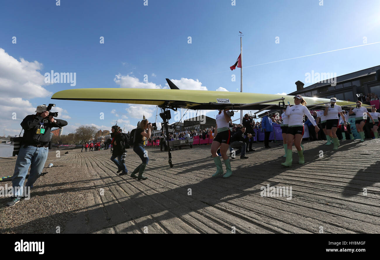 L'équipage de Cambridge les femmes à lancer leur bateau avant le Women's Boat Race sur la Tamise à Londres. Banque D'Images