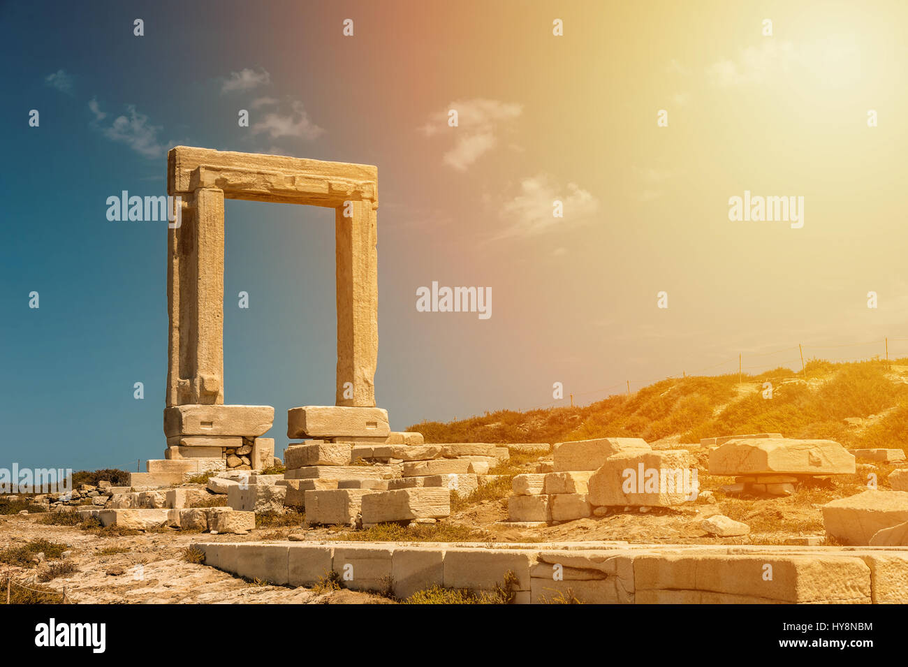 Portara de Naxos, célèbre monument de la Grèce, au coucher du soleil Banque D'Images