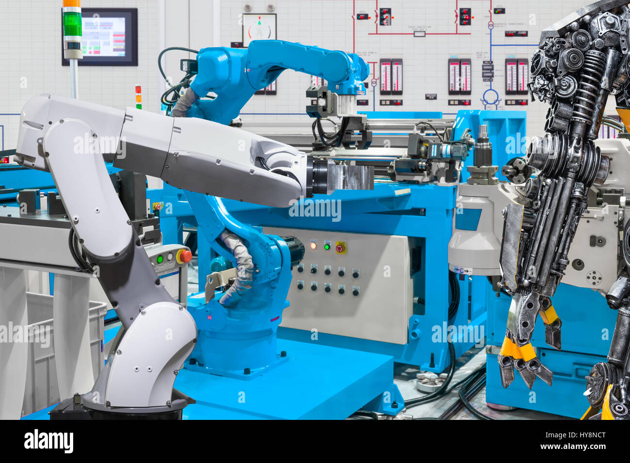 Les droits de contrôle du robot robot automatique la machine outil à l'usine de fabrication industrielle, technologie concept robotique Banque D'Images