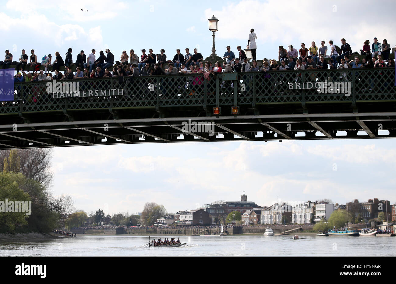 Les femmes d'Oxford à l'équipage de l'Hammersmith Bridge au cours de la Women's Boat Race sur la Tamise à Londres. Banque D'Images