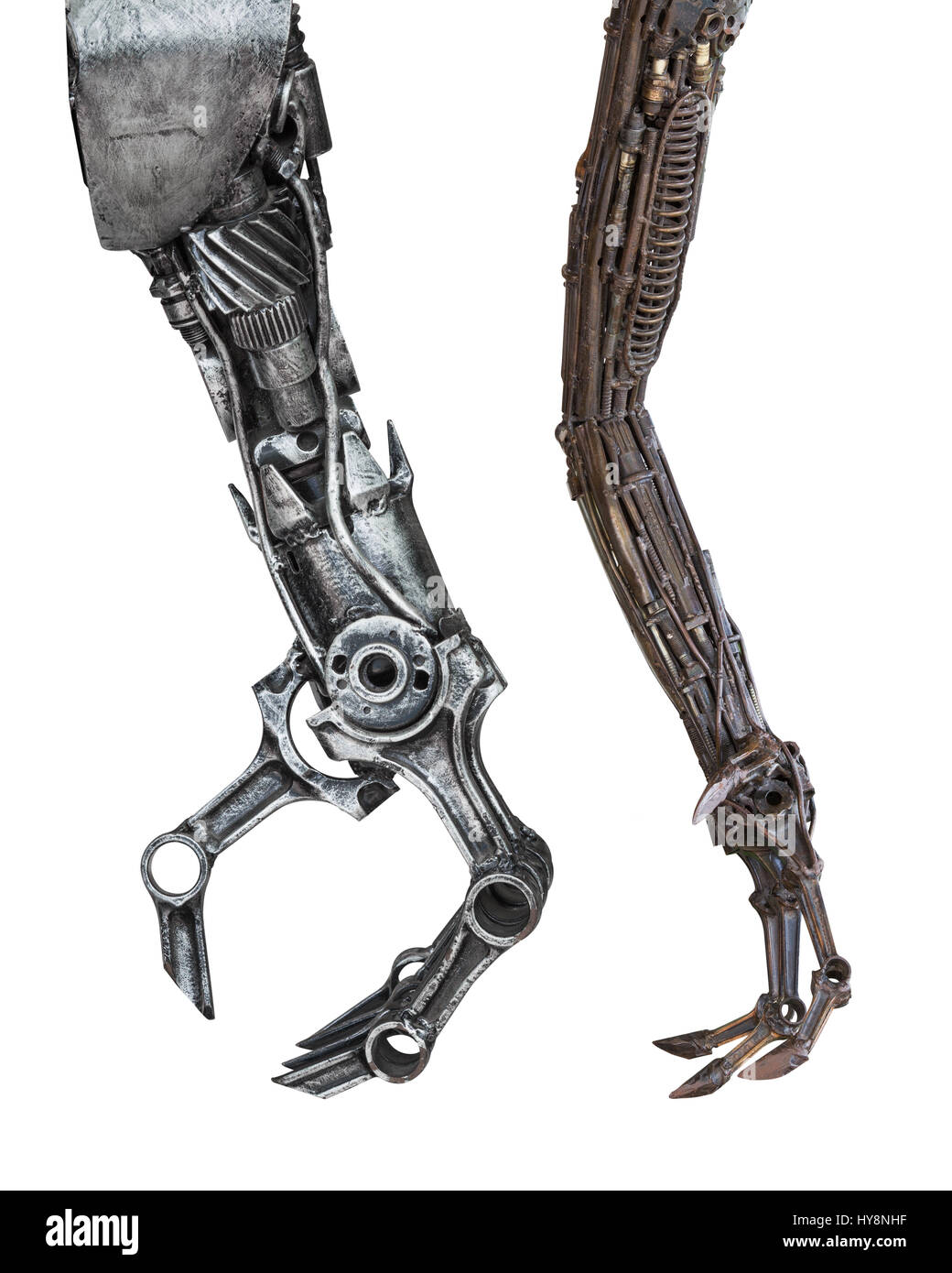 Bras de robot métallique Gros plan fait à partir de pièces auto avec boulons et écrous engrenages machines isolé sur fond blanc avec des chemins de détourage Banque D'Images