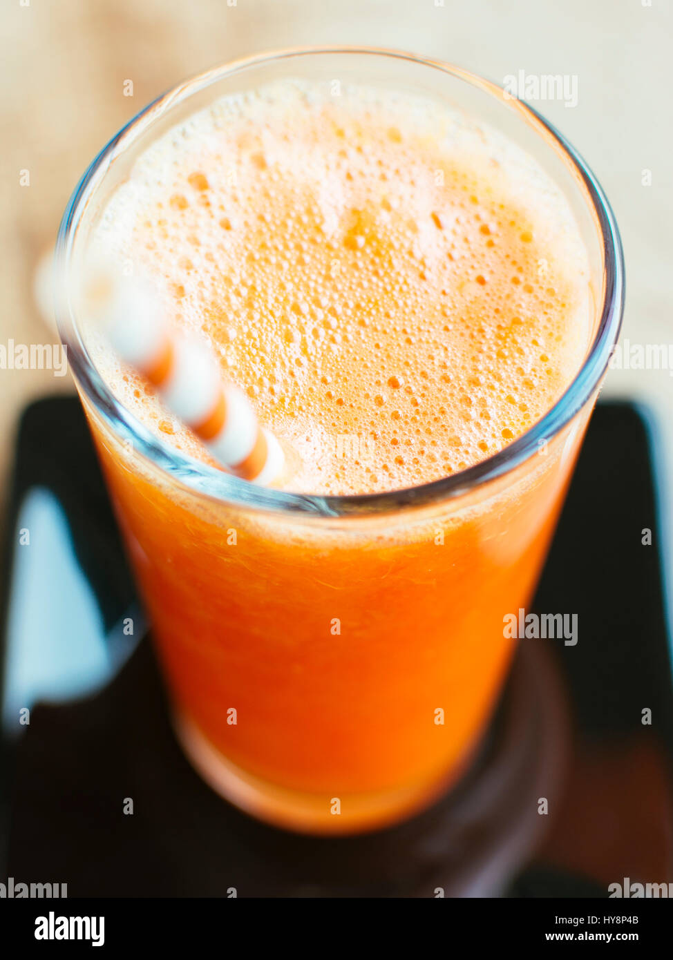 Carottes fraîches et jus d'orange dans un verre Banque D'Images