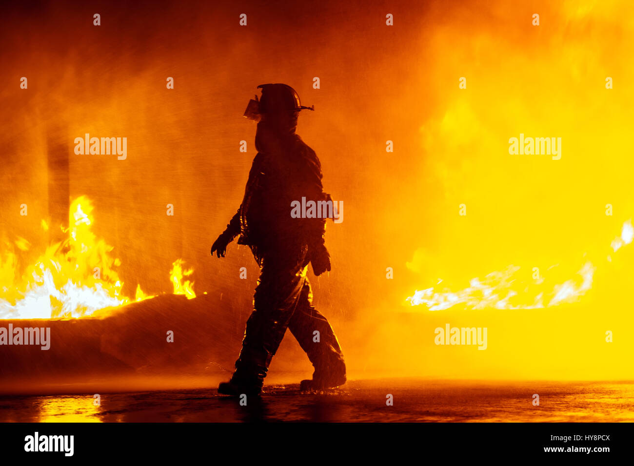 Le chef des pompiers, marchant devant le feu au cours de l'exercice de lutte contre les incendies Banque D'Images