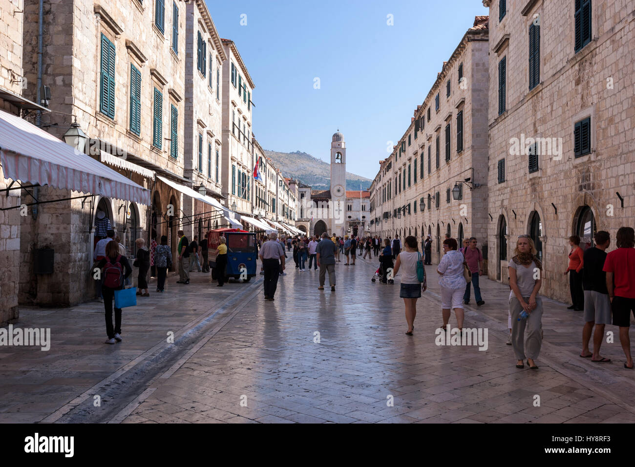 Stradun de Dubrovnik, de la rue piétonne pavée de calcaire, est la rue principale de Dubrovnik-Neretva, en Croatie Banque D'Images