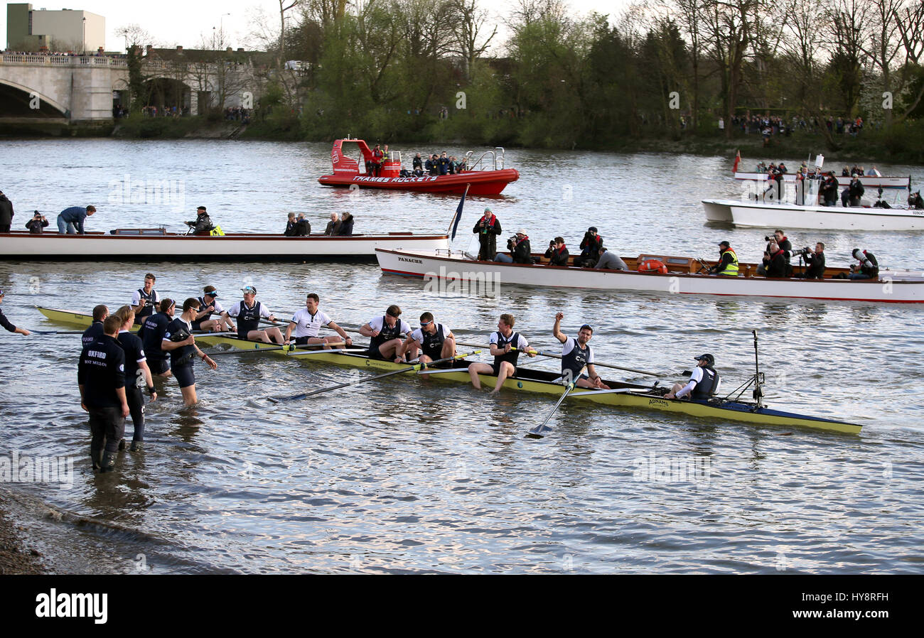 L'équipage d'Oxford célébrer après avoir remporté le Men's Boat Race sur la Tamise à Londres. Banque D'Images