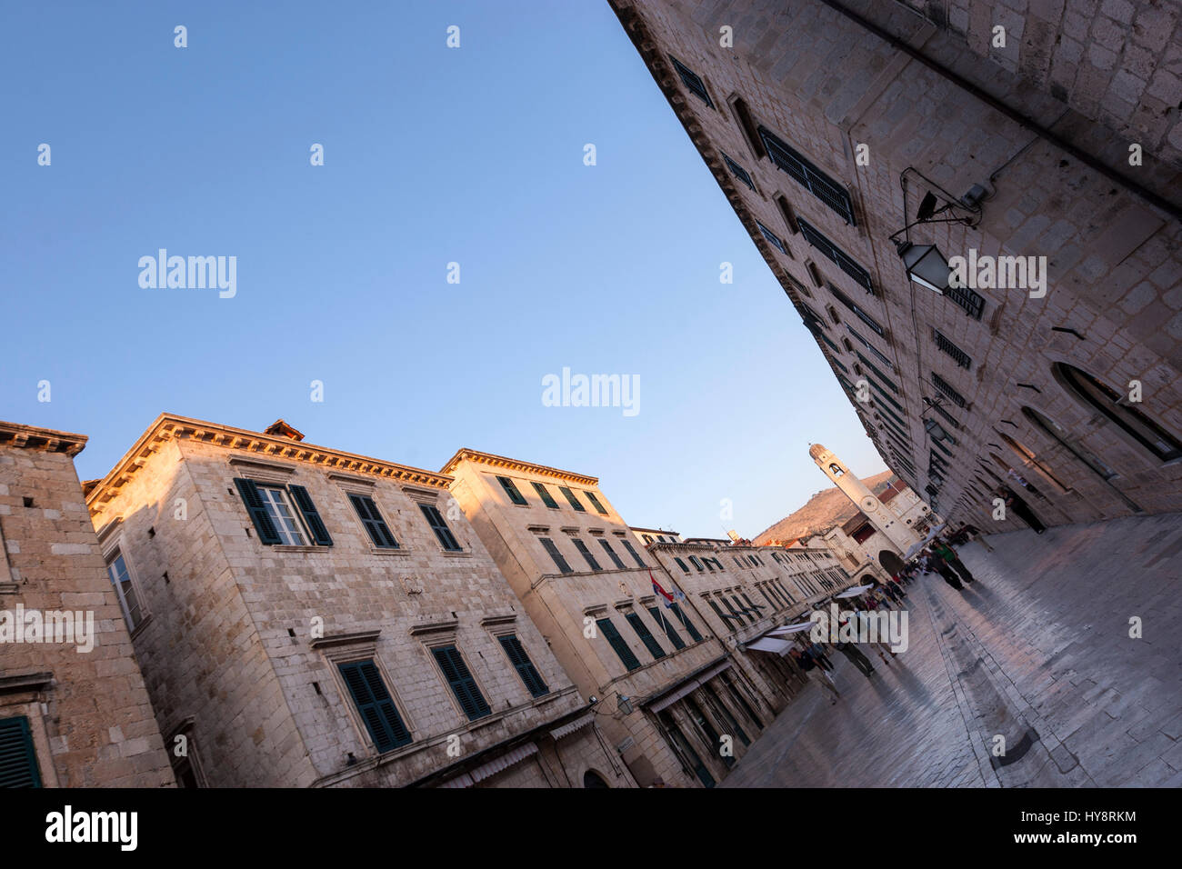 Stradun de Dubrovnik, de la rue piétonne pavée de calcaire, est la rue principale de Dubrovnik-Neretva, en Croatie Banque D'Images