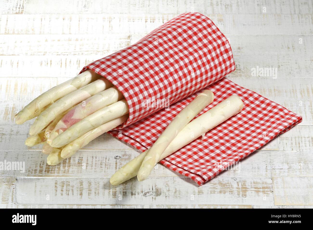 Offre groupée de l'asperge blanche sur fond de bois Banque D'Images