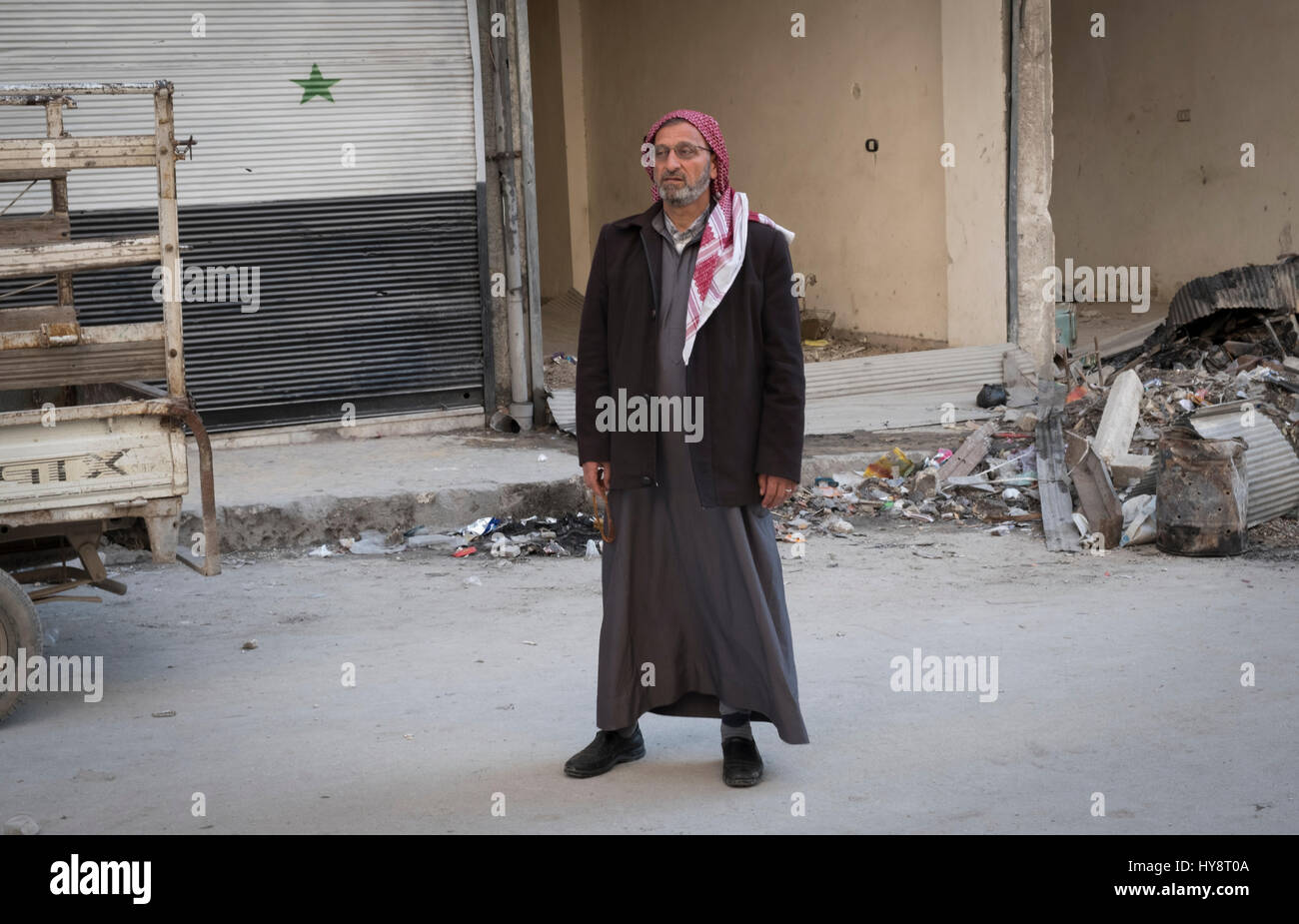 L'homme vivant dans le district de fradous destroyd, début 2017, Alep, Syrie Banque D'Images