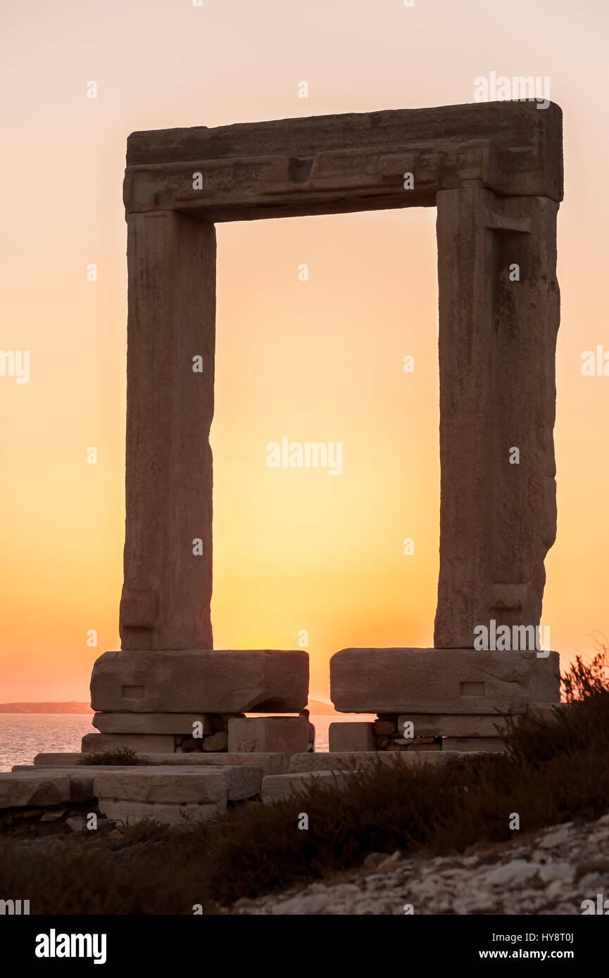 Portara de Naxos, célèbre monument de la Grèce, au coucher du soleil Banque D'Images