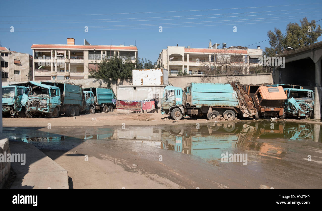 Camions à ordures endommagées à la cour minicipal à Alep, début 2017 Banque D'Images